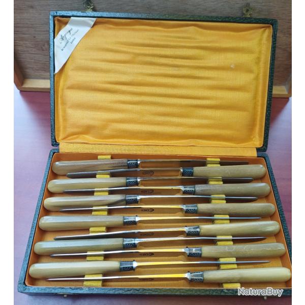 Ancien et rare service de 12 couteaux en corne ARGOUGES / ST BONNET