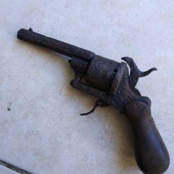 Revolver &agrave; broche &agrave; restaurer ou pour pi&egrave;ces (tr&egrave;s belle crosse bois enti&egrave;re)