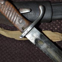 ba&iuml;onnette &agrave; dent de scie 98/05 premier type marquage pionnier avec gousset cuir WH et dragonne