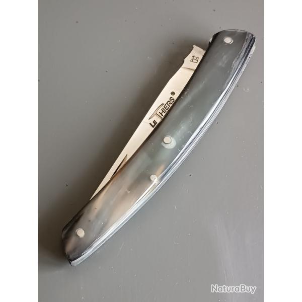 COUTEAU LE THIERS PAR ROGER ORFEVRE, manche CORNE, guilloch�.