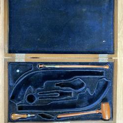 Coffret pour pistolet de duel avec accessoires.