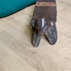 Ancien Si&egrave;ge Tripode &Eacute;thiopien en Bois Monoxyle - Design Brut & Moderniste