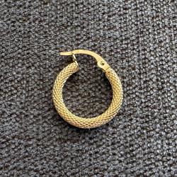 Jolie boucle unique en or massif 18 carats - type cr&eacute;ole