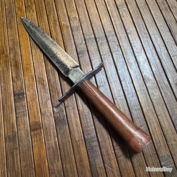 POIGNARD DE COMBAT DE TRANCH�E FRAN�AIS LE VENGEUR PAR BESSET A THIERS