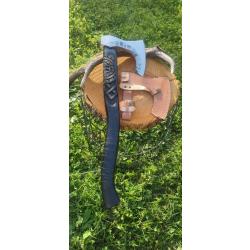 HA05 - Grande hache d&eacute;corative 65 cm avec &eacute;tui cuir naturel - manche sculpt&eacute; artisanal - style rusti