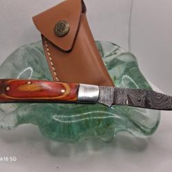 C20 - Couteau pliant damas manche bois teint&eacute; + &eacute;tui cuir