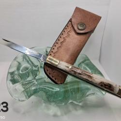 C23 - Couteau pliant manche bois de cerf (type andouiller) + &eacute;tui cuir