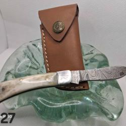C27 - Couteau pliant damas - manche os naturel clair - &eacute;tui cuir