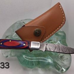 C33 - Couteau pliant style damas - manche color&eacute; rouge/bleu - &eacute;tui cuir