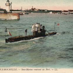 Carte postale La Pallice-La Rochelle, Sous-Marins rentrant au Port  -N&deg;8199
