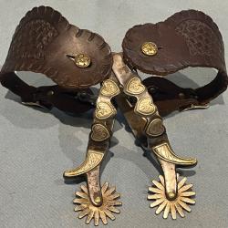 Magnifique paire d &eacute;perons cowboys avec leurs straps en cuir repouss&eacute;