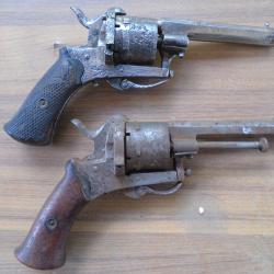 2 REVOLVERS A BROCHE