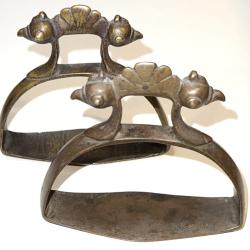 Ancienne Paire d'Etriers de cheval Mongoles &agrave; t&ecirc;tes d'oiseaux