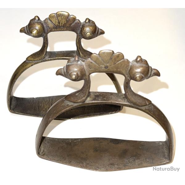 Ancienne Paire d'Etriers de cheval Mongoles � t�tes d'oiseaux