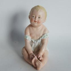 Figurine B&eacute;b&eacute; assis porcelaine biscuit