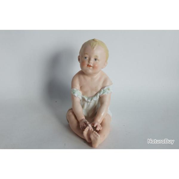 Figurine B�b� assis porcelaine biscuit
