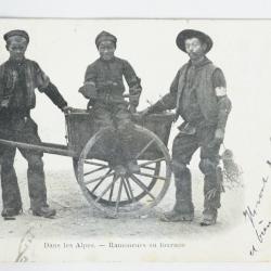 CPA Dans les Alpes Ramoneurs en tourn&eacute;e