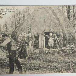 CPA C&ocirc;te d'Armor Bretagne Hutte de Sabotiers en For&ecirc;t M&eacute;tier