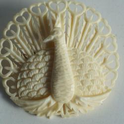Broche Paon corne sculpt&eacute;e