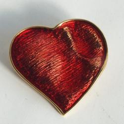 YVES SAINT LAURENT Broche Coeur &eacute;maill&eacute; rouge