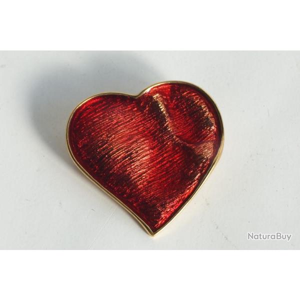 YVES SAINT LAURENT Broche Coeur �maill� rouge