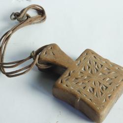 Ancienne amulette islamique bois sculpt&eacute;