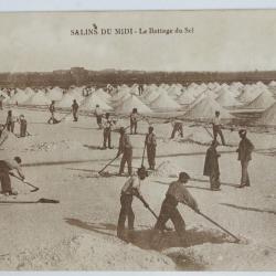 CPA Gard Salins du Midi Le battage du Sel