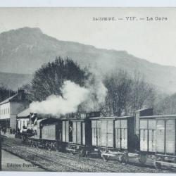 CPA Is&egrave;re Dauphin&eacute; Vif La Gare Train