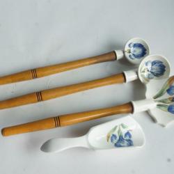 Couverts de service bois c&eacute;ramique peinte Fleur Iris