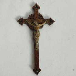 Christ sur croix bois ajour&eacute; et m&eacute;tal