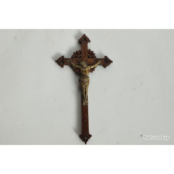 Christ sur croix bois ajour� et m�tal