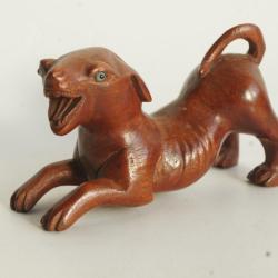 Petit chien bois sculpt&eacute; Chine Japon
