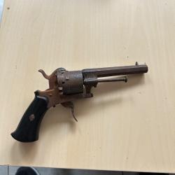 Revolver ancien a broche de type lefaucheux calibre 8 mm cat&eacute;gorie D