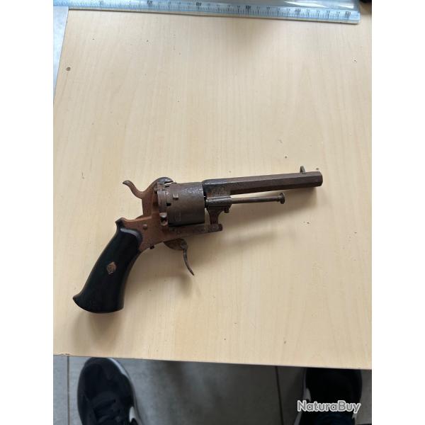 Revolver ancien a broche de type lefaucheux calibre 8 mm cat�gorie D