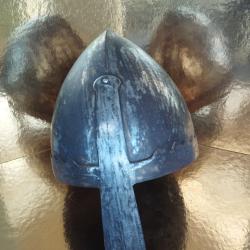 Ancien casque de chevalier moyen&acirc;geux en acier forg&eacute;.