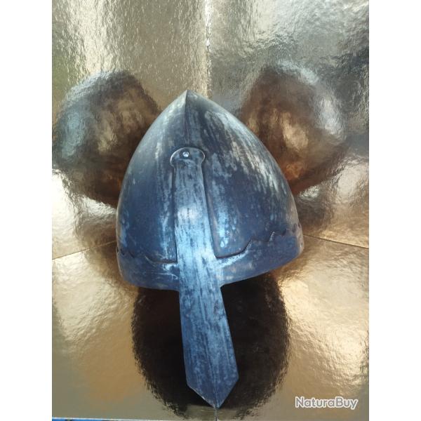 Ancien casque de chevalier moyen�geux en acier forg�.