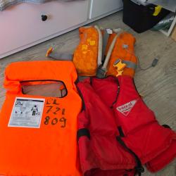 un lot de trois brassi&egrave;res enfants ayant peu servi