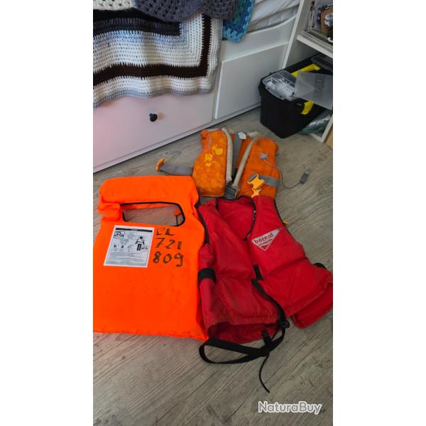 un lot de trois brassi�res enfants ayant peu servi