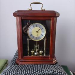 Horloge &agrave; quartz fonctionnement avec une pile