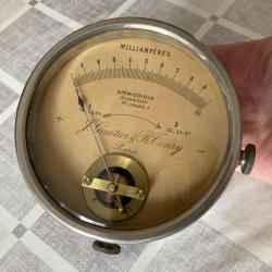 Vends milliamp&egrave;rem&egrave;tre de laboratoire