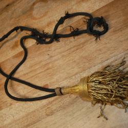 Dragonne d'&eacute;p&eacute;e d'officier en cannetille dor&eacute;e et soie noire
