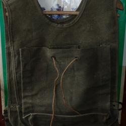 CHASUBLE MILITAIRE POUR LE TRANSPORT DE MUNITIONS , UNE GRANDE POCHE VENTRALE ET UNE GRANDE POCHE DO