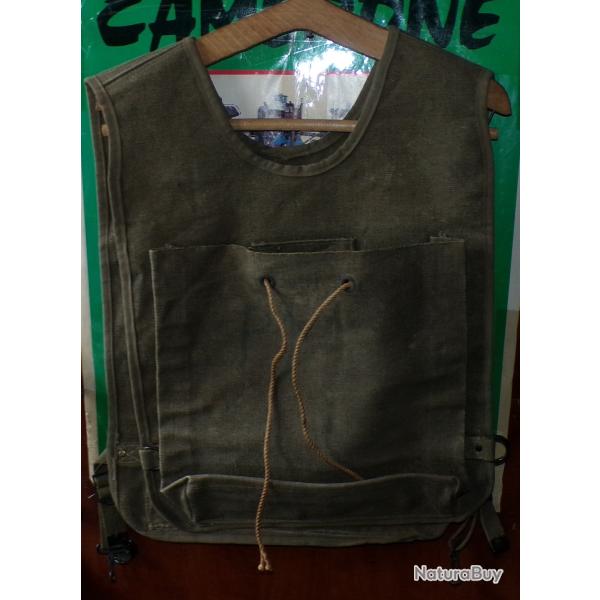 CHASUBLE MILITAIRE POUR LE TRANSPORT DE MUNITIONS , UNE GRANDE POCHE VENTRALE ET UNE GRANDE POCHE DO