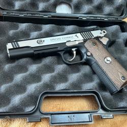 Colt 1911 sp&eacute;cial combat CO2 3j 4,5 billes quasi neuf livr&eacute; en Mallette Umarex.
