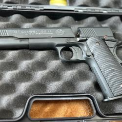 Colt 1911 Government A1.CO2 4,5 plombs 2 chargeurs .quasi neuf .Mallette Umarex.3,5J