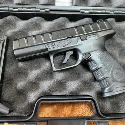 Beretta APX . co2 3J quasi neuf . 4,5 Billes .  1 chargeur suppl&eacute;mentaire.mallette rigide Umarex.