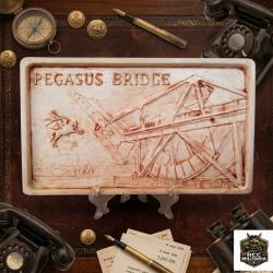 Bas relief du PEGASUS BRIDGE 14.5 x 8.5 cm Patine ton pierre
