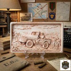 Bas relief d'une JEEP au d&eacute;barquement 14.5 x 8.5 cm Patine ton pierre