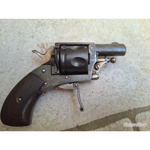 R�volver de type BULLDOG 8MM � percussionTBE