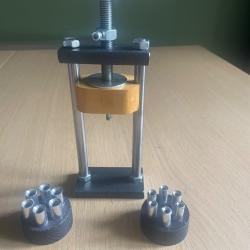 Presse pour chargement barillet poudre noir 36 et 45